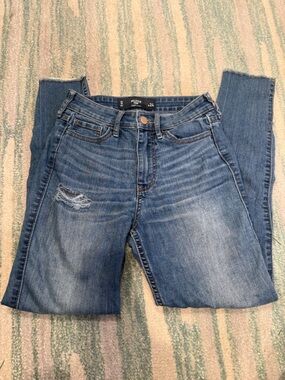 Hollister Women's Light Blue Distressed Skinny Jeans